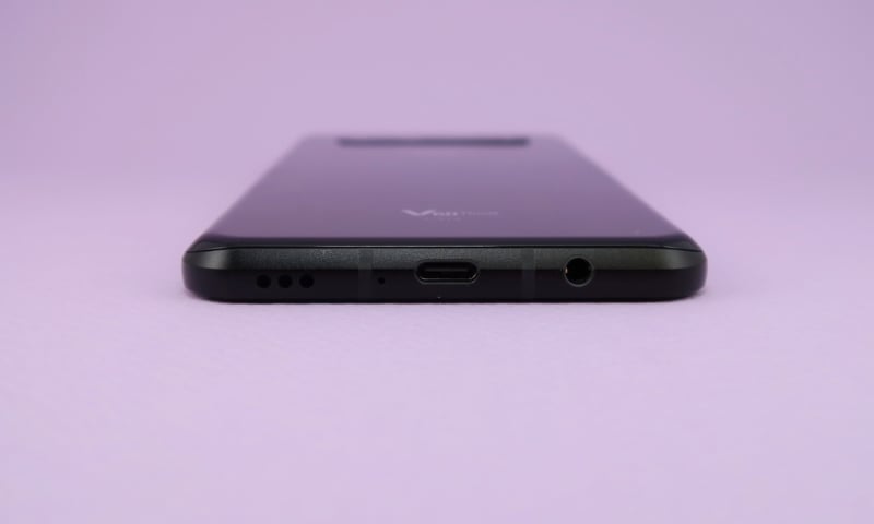 下部はUSB Type-C外部接続端子、3.5mmイヤホンマイク端子を備える。有線イヤホン接続時はQuad DACによるクリアなサウンドが楽しめる