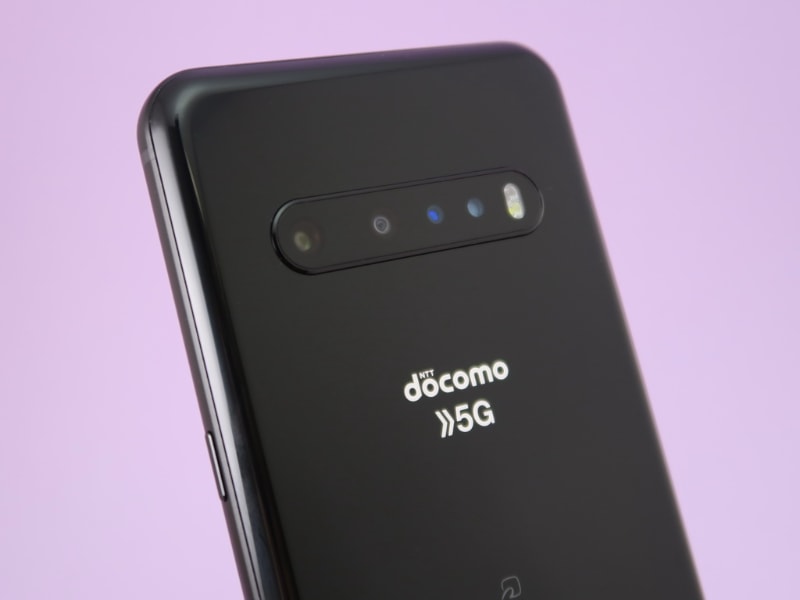 背面にはトリプルカメラを搭載。カメラ部の右側にはLEDフラッシュも備える