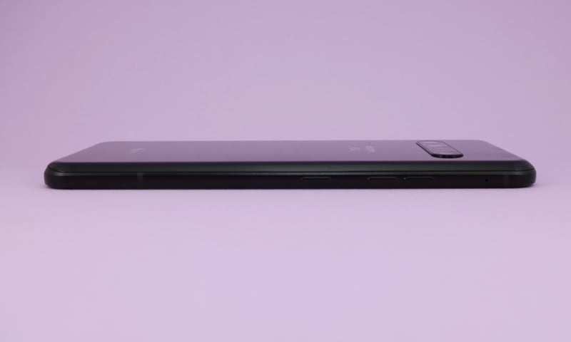 左側面は分割式の音量キー、Googleアシスタントを起動するアシスタントキーを備える