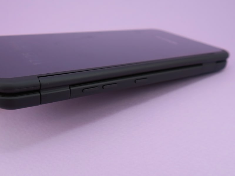 LGデュアルスクリーンの左側面はケースに備えられたボタンを押すと、本体のボタンが押される構造を採用。右側面の電源キーはカバーから露出していて、本体の電源キーを押す