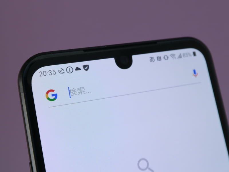 インカメラは本体の半円形のノッチに内蔵