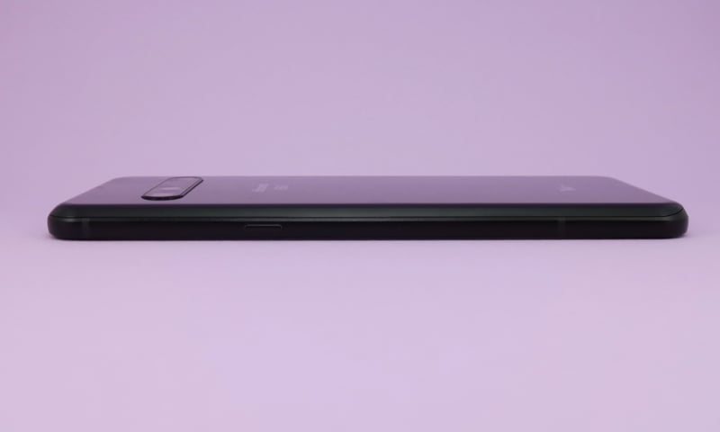 右側面は電源キーのみを装備