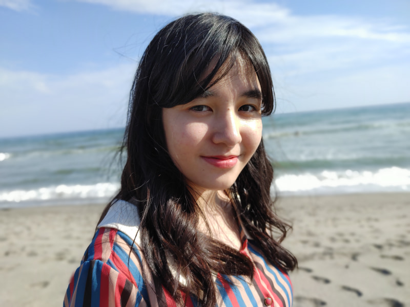 ポートレートを撮影。背景の海も自然にボケているモデル：<a href="http://bonbon-famin.com/cn2/g01.html">るびぃ</a>（ボンボンファミンプロダクション）