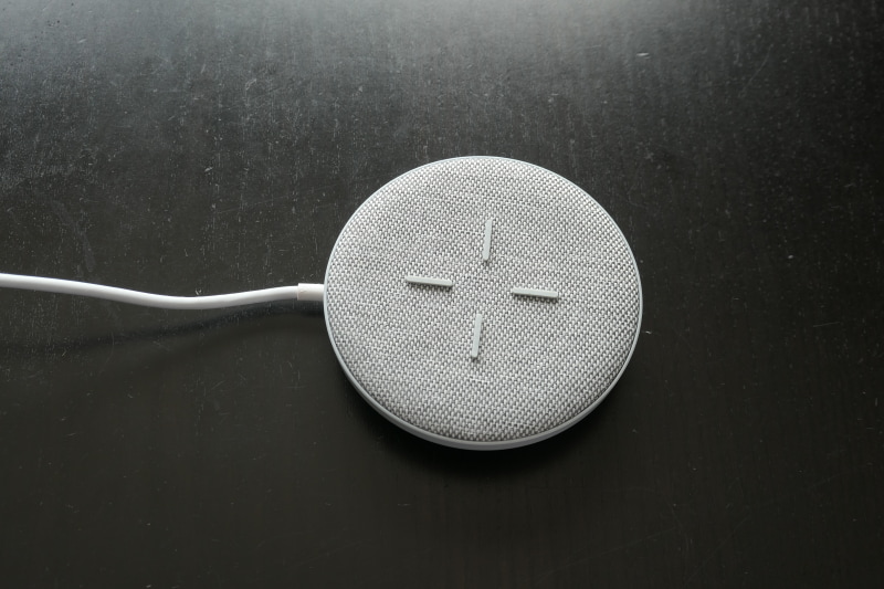 表面はファブリック素材。どの向きに置いても充電できる
