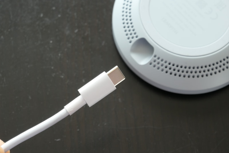 最大27Wでの充電には、Mate 30 Proに同梱されているACアダプタ（10V/4A）とUSB Type-Cケーブル（5A）を使う必要がある