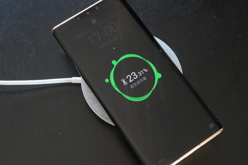 素早く充電できる証拠として、別の日に充電の経過を写真に収めた。17:00に23％から充電を開始した