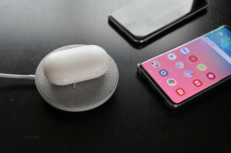 Qi対応で5W、7.5W、10W、15Wの出力にも対応。Qi対応のスマホはもちろん、ワイヤレスイヤホンも充電できる
