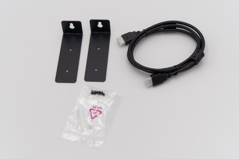 付属品はHDMIケーブルと壁掛け用のブラケット、ブラケットを本体に固定するネジなど