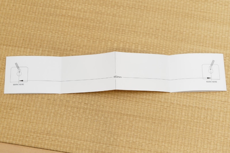 壁側のねじ位置を決めるためのテンプレート。これを壁に当ててマーキングする