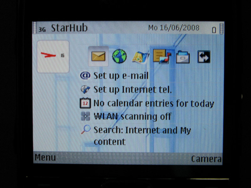 ディスプレイ、2.36インチの横長QVGA（320×240ドット）