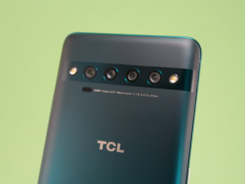 背面に横一列に並ぶAIクアッドカメラ。カメラの下の列には赤外線ポートも備える