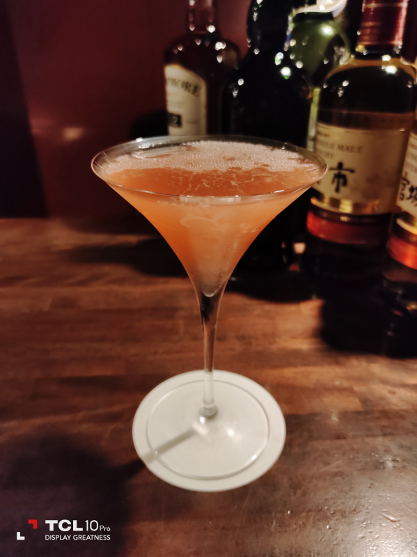 バーでカクテルを撮影。やや暗めの店内だが、非常にクリアに撮影できている