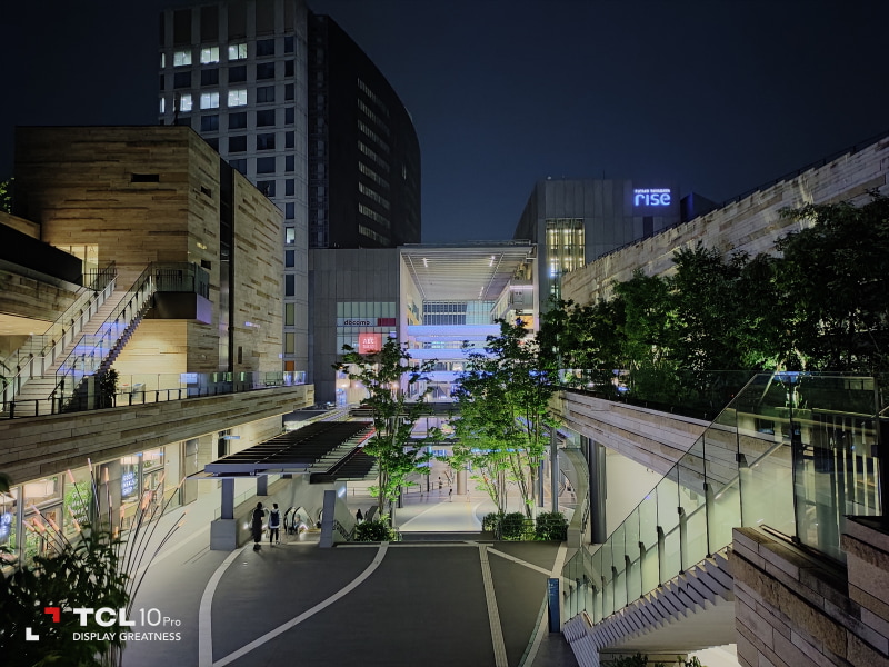 夜景を撮影。やや独特の雰囲気に仕上がったが、明るく撮影できている