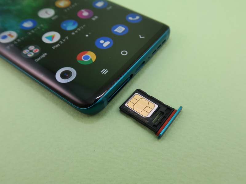 SIMカードトレイは表側にnanoSIMカードを1枚、裏側にmicroSDメモリーカードを装着可能。SIMカードを取り出すためのピンは通常より少し長いものが必要