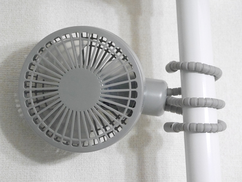 アームを使って支柱などに固定できる