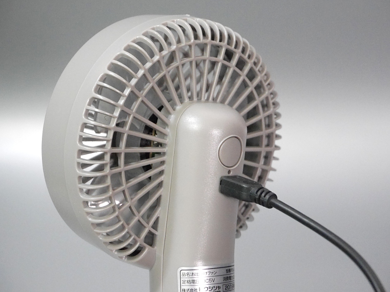 背面ポートからUSBケーブルで充電する。ちなみに運転時間は弱で6時間