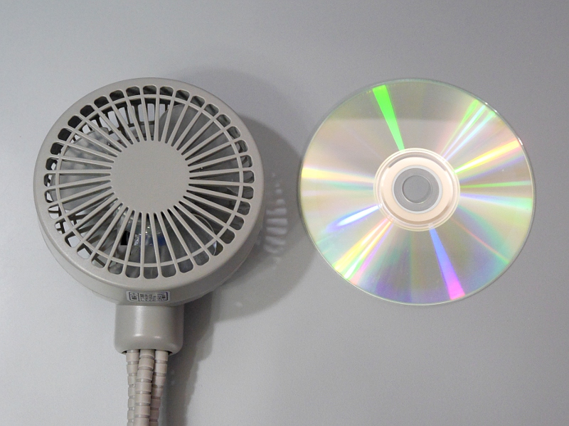 CDとのサイズ比較。本製品がやや小さいが、実質同等のサイズと見てよい