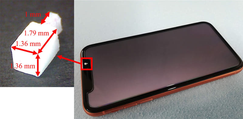 開発したアンテナ（スマートフォンは大きさの比較用）
