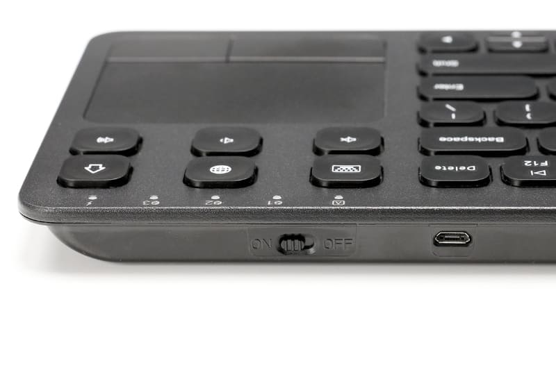 本体右上後部にスライド式電源スイッチと充電用のmicroUSBポートがある