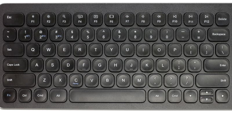 84キーで、キー配列は標準的な英語配列。キーピッチは19mmでキーストロークは1.8mm。薄型のフルキーボードと同様のピッチとストロークがあるといえよう