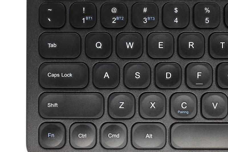 3台のiPhone/iPadとペアリングでき、[Fn]キーと[1]/[2]/[3]キーの同時押しで接続する端末を切り替えられる。ペアリング中の番号はタッチパッド上部のLEDに示される