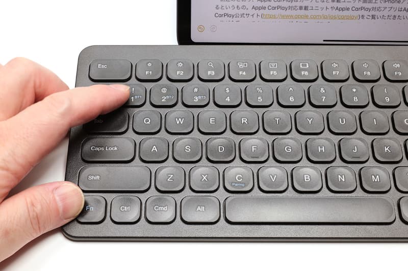 3台ペアリングでき、接続先を手軽に変えられるのも便利。iPhone/iPadとMacを併用しているなら、キーボードをこれ1台に集約するのも現実的