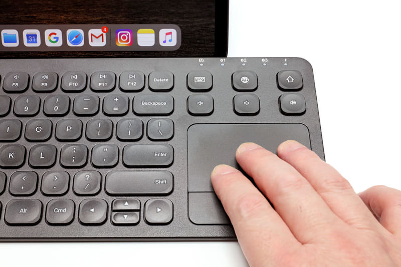 公式には一切説明されていないが、3本指でのマルチタッチ操作にも対応しているような……していないような……。でもAppleのソレとはだいぶ操作感が違うのであった