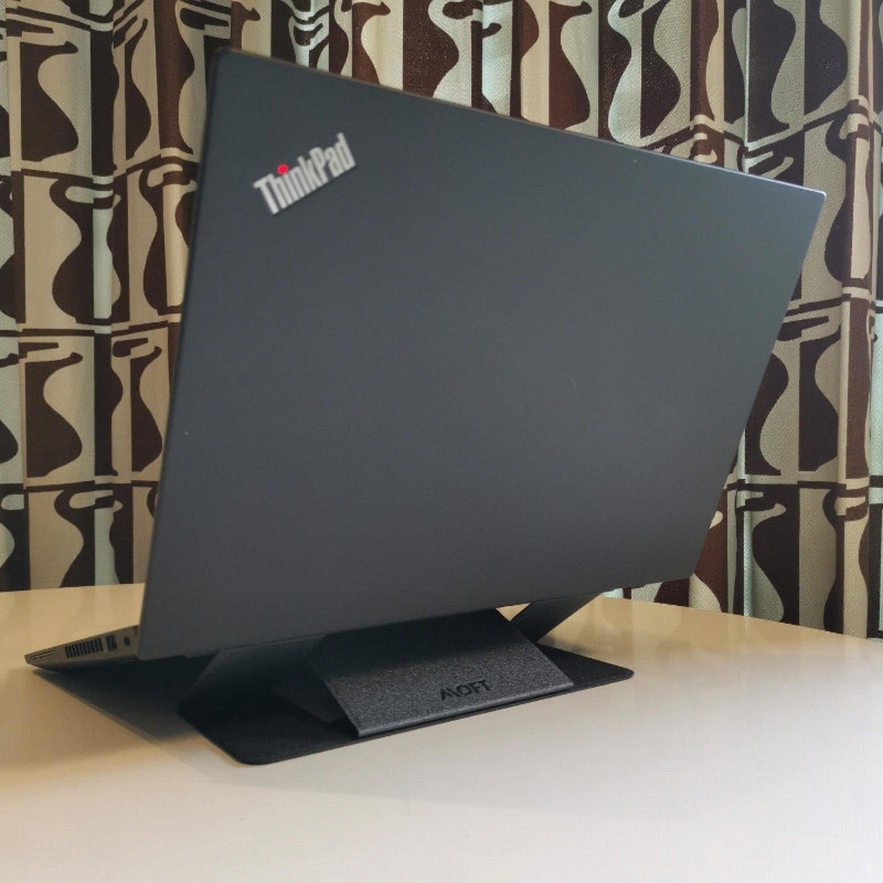 昨年、クラウドファンディングでバックした人気のリトラクタブル形式のラップトップスタンド。同型のモノが多く発売され筆者も3種類ほど手に入れた