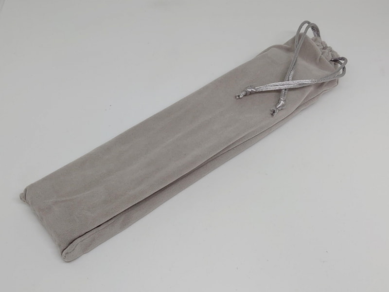 今回ご紹介するALUMINIUM ALLOY PORTABLE LAPTOP STANDは専用携帯ケース付きだ