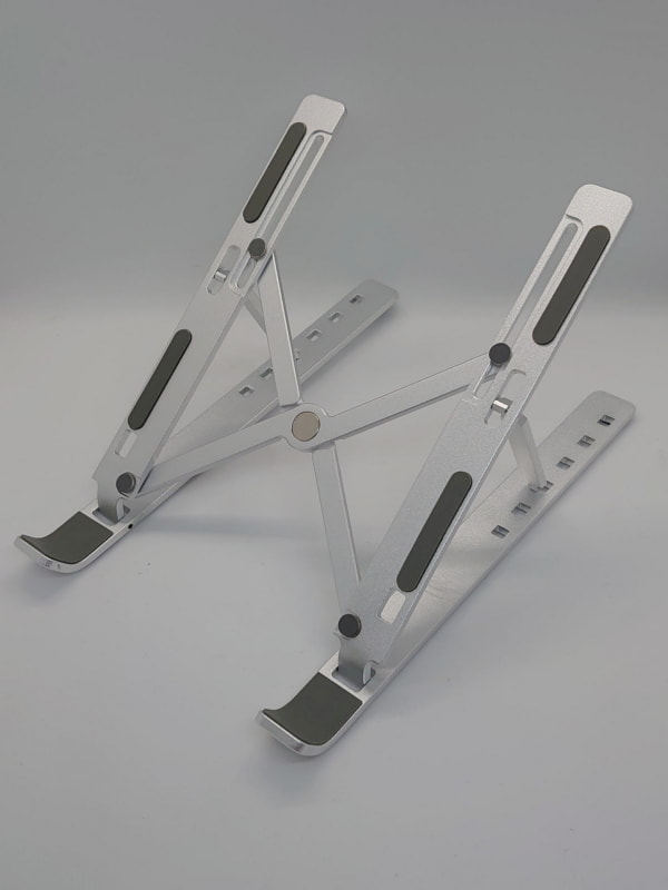 まず両方の指先で持って左右に引き離し、続いて手前に引き起こす