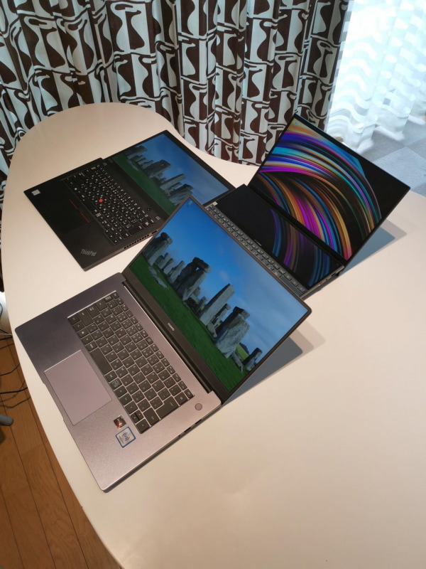 上に載せるラップトップのディスプレイ開口角度は135度～180度迄とまちまちだ