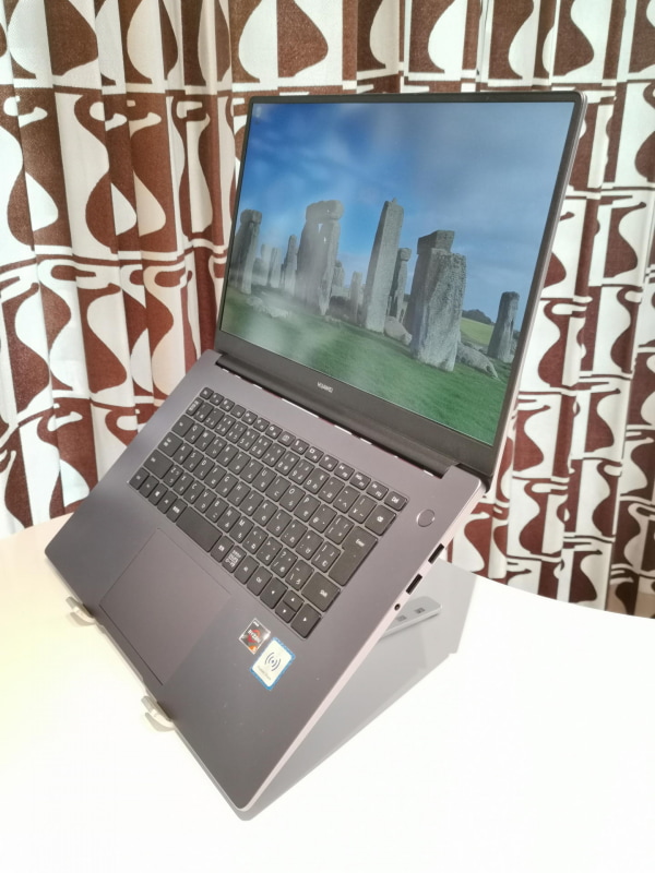 開口角度が130度前後だと、余り角度のあるスタンドに載せると液晶画面がオーバーハングに近い状態になる場合もある