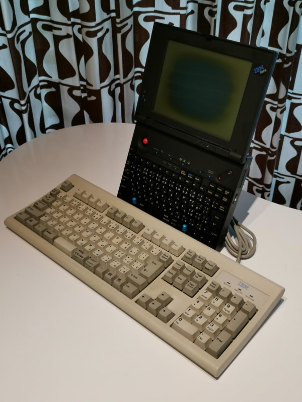 25年前にも、当時のノートパソコンの液晶を目の高さの正面で見たくて、書見台に立てて発表会でもデモした。当然、キー入力は不可能なので外付けキーボードは必須だった