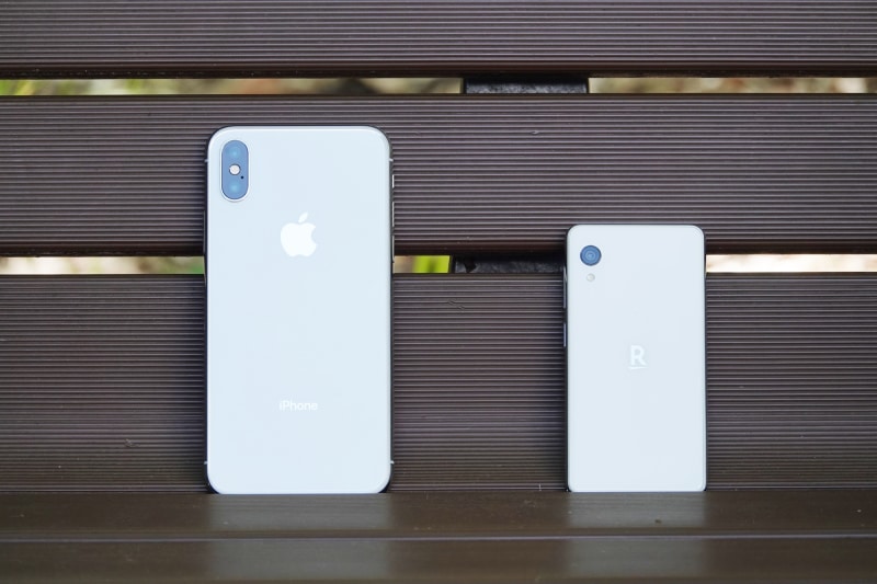 iPhone XとRakuten Mini。比べるまでもなく、Rakuten Miniは圧倒的に小さい