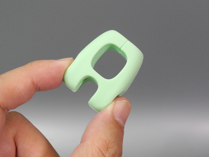 洗濯バサミに近い形状をしている