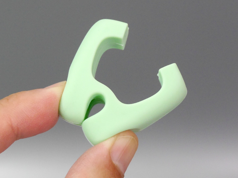 つまむと先端が開くところも洗濯バサミそっくりだ