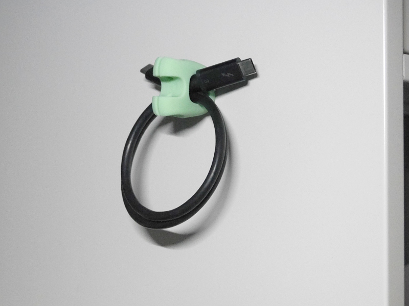 スチール面に吸着させられる。未使用時に手元に置いておきたい場合などに便利だ