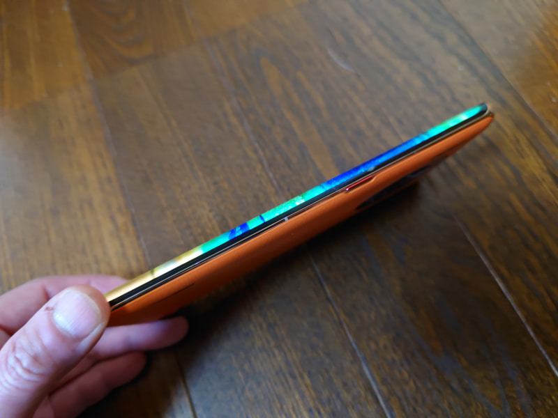 ディスプレイの端がカーブし、側面を見ると半分くらいディスプレイになっています。