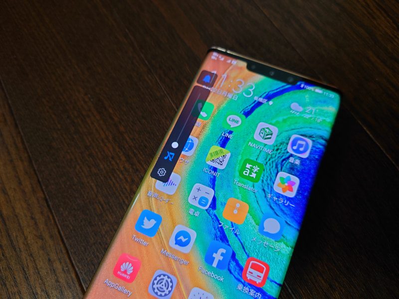 側面部のディスプレイをダブルタップすると音量キーが表示されます。左右どちらの側面でも呼び出せます。