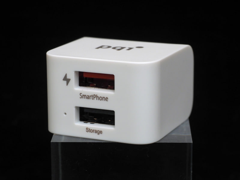 反対側にはUSB Type-A×2。一つはスマホ接続用、もう一つはUSBストレージ接続用。USBメモリやUSB HDD/SSDを挿して利用できる