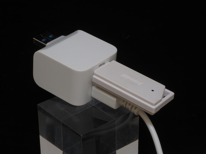 USBメモリを挿してバックアップ先に利用することも可能で、ケーブルも普段利用しているものでOK