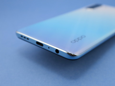 下部はUSB Type-C外部接続端子、3.5mmイヤホンマイク端子を備える