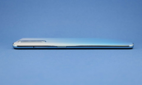 右側面には電源キー、SIMカードスロットを備える