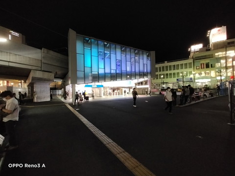 夜景を超広角カメラで撮影。明るく撮影できているが、やや右側の建物の照明などが飛び気味