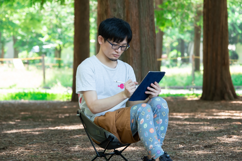 アウトドア用の小さなチェアもポケットに入る。手ぶらで自然あふれる場所まで移動して、作業に没頭するなんてことも（しようと思えば）できる