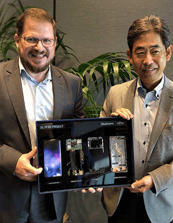 クアルコム社長のクリスティアーノ・アモン氏（左）と、富士通コネクテッドテクノロジーズ社長の髙田 克美氏（右）