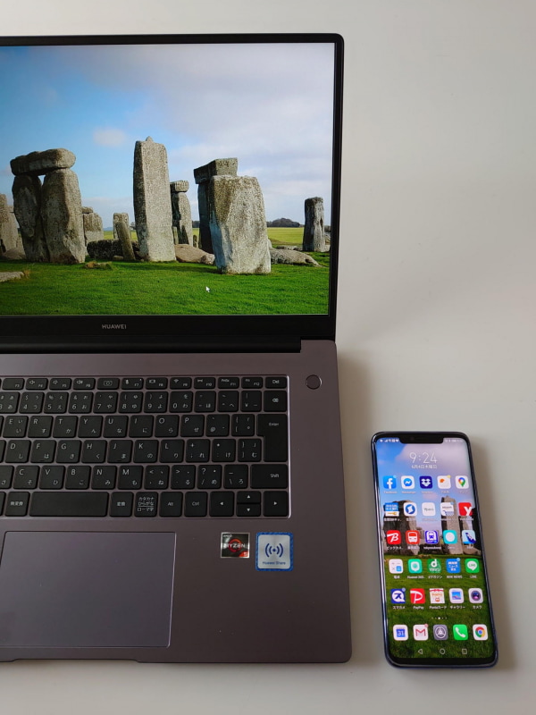 マルチスクリーンコラボレーションの前提となるスマホとパソコンの接続はNFCオンのスマホをHuawei Shareのステッカーの上に置くだけで、あとはガイドされるままに超簡単なステップで接続が完了する