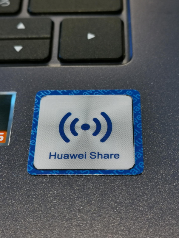 マルチスクリーンコラボレーションの前提となるスマホとパソコンの接続はNFCオンのスマホをHuawei Shareのステッカーの上に置くだけで、あとはガイドされるままに超簡単なステップで接続が完了する