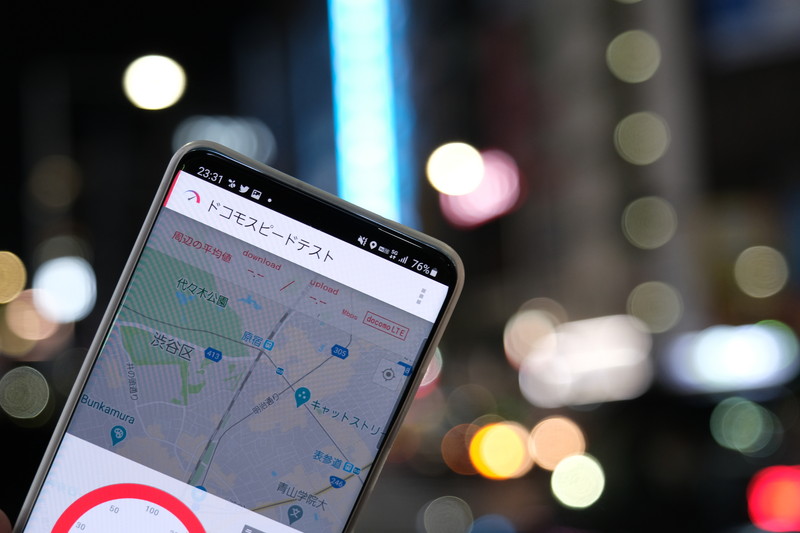 渋谷駅前の路上で「5G」表示に