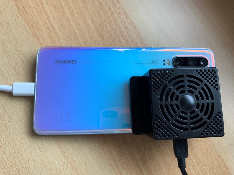 HUAWEI P30の熱くなりやすい部分にゲーマーズモバイルクーラーを貼り付けたところ。しっかり貼り付ければ冷却効果はてきめんだ